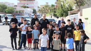 Şırnak Emniyet Müdürü Sazak çocuklarla oyun oynayıp esnafla bir araya geldi