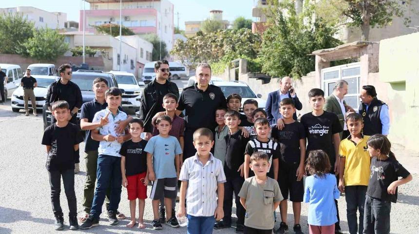 Şırnak Emniyet Müdürü Sazak çocuklarla oyun oynayıp esnafla bir araya geldi