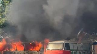 Kozan'da park halindeki seyyar tatlıcıda yangın