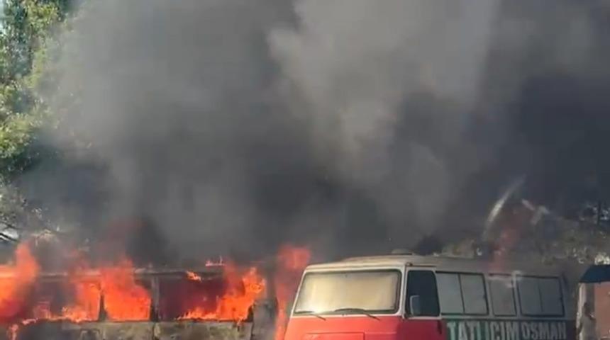 Kozan'da park halindeki seyyar tatlıcıda yangın