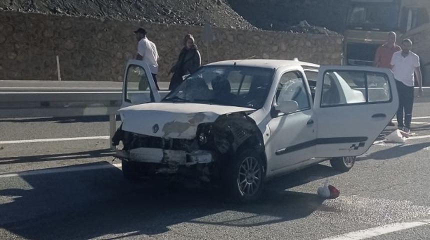Erzincan'da bariyere çarpan otomobildeki 2'si çocuk 5 kişi yaralandı