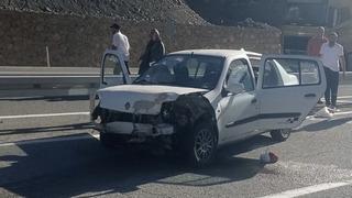 Erzincan'da bariyere çarpan otomobildeki 2'si çocuk 5 kişi yaralandı
