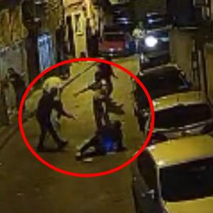 Mahalle savaş alanına döndü! Akrabalarını vurduktan sonra kafalarını tekmeledi... O anlar kamerada