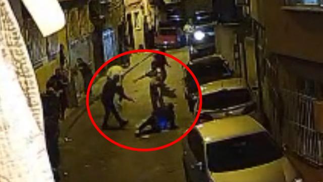Mahalle savaş alanına döndü! Akrabalarını vurduktan sonra kafalarını tekmeledi... O anlar kamerada