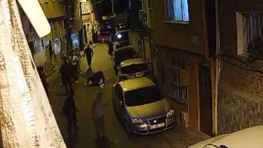 1200xauto Mahalle savaş alanına döndü! Akrabalarını vurduktan sonra kafalarını tekmeledi... O anlar kamerada
