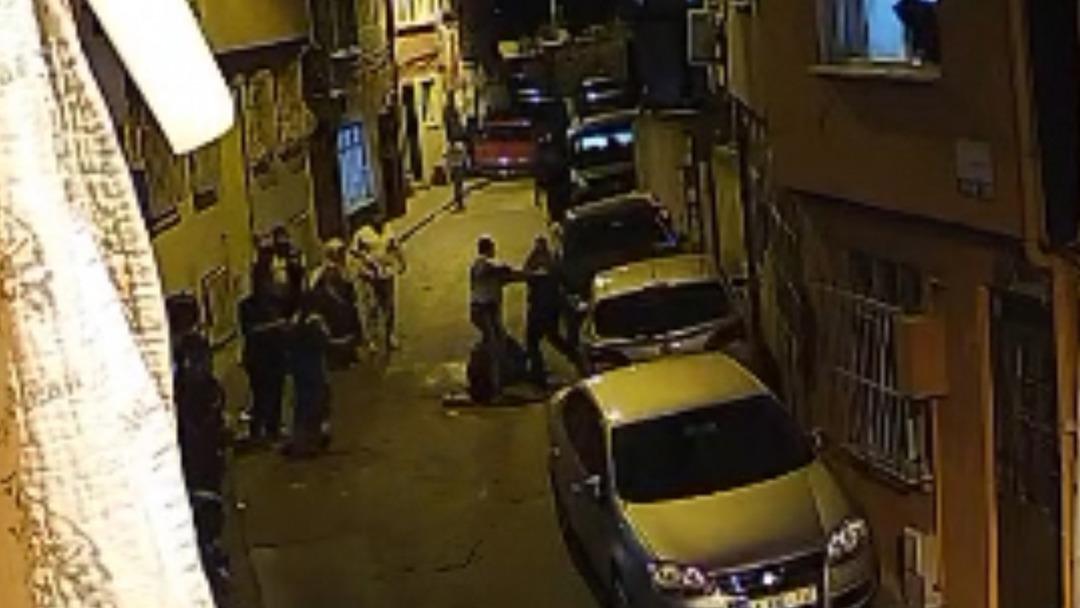 1200xauto Mahalle savaş alanına döndü! Akrabalarını vurduktan sonra kafalarını tekmeledi... O anlar kamerada