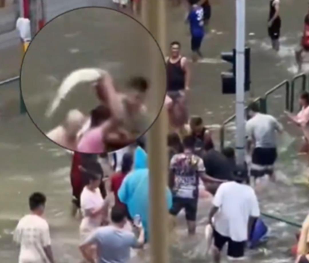 Sokak ortasında elleriyle balık avladılar! Tayfun vurdu yüzen bile oldu... Çin den inanılması güç görüntüler 1