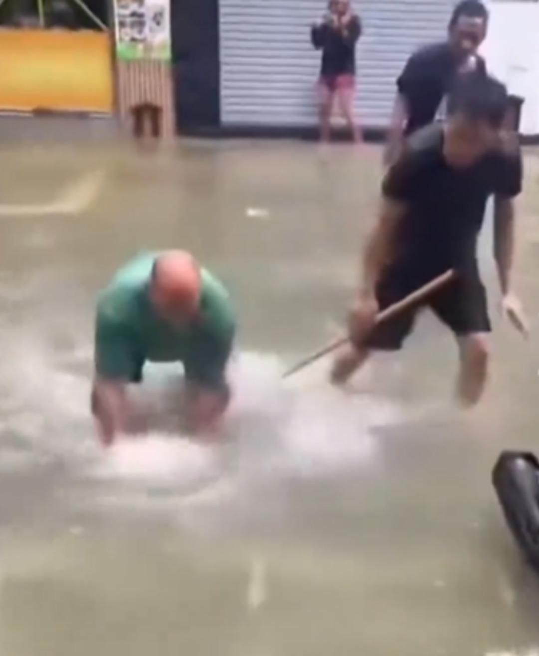Sokak ortasında elleriyle balık avladılar! Tayfun vurdu yüzen bile oldu... Çin den inanılması güç görüntüler 2