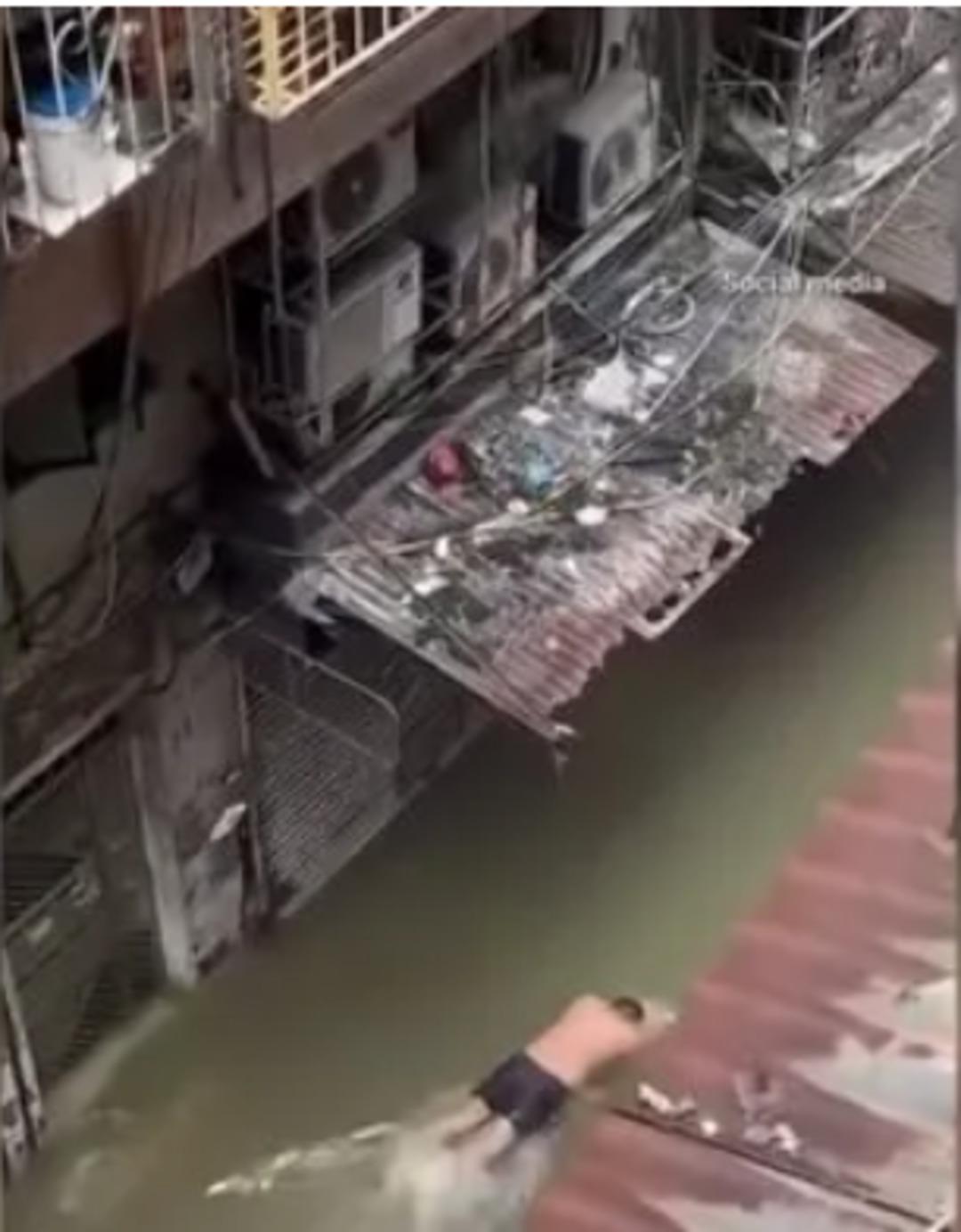 Sokak ortasında elleriyle balık avladılar! Tayfun vurdu yüzen bile oldu... Çin den inanılması güç görüntüler 3