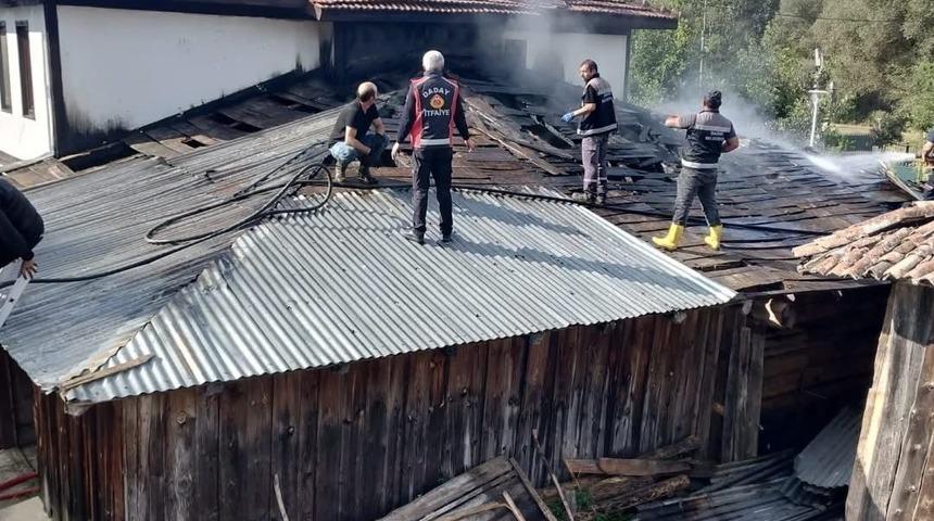 Samanlıkta çıkan yangın konağı küle çeviriyordu