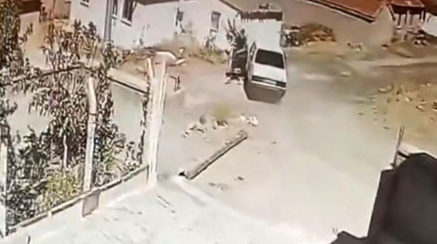 Seyir halindeki araçta yılan paniği kamerada: Sürücü araç durmadan indi