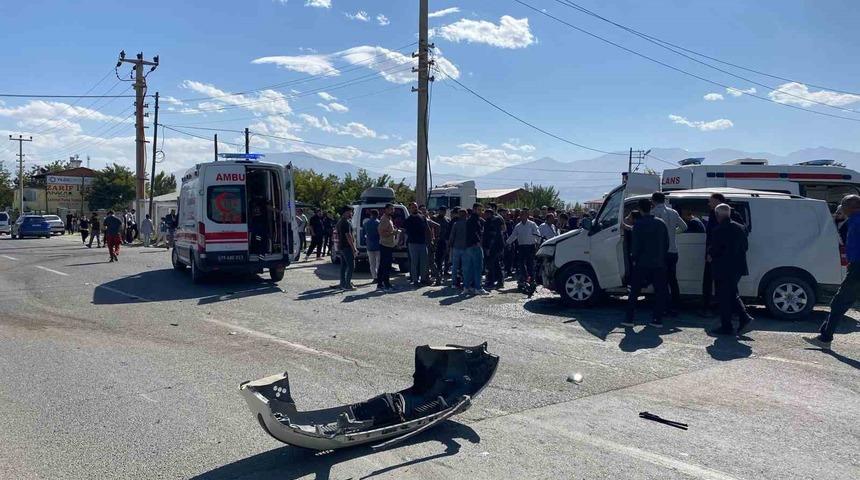 Iğdır’da zırhlı polis aracıyla otomobil çarpıştı: 4 yaralı