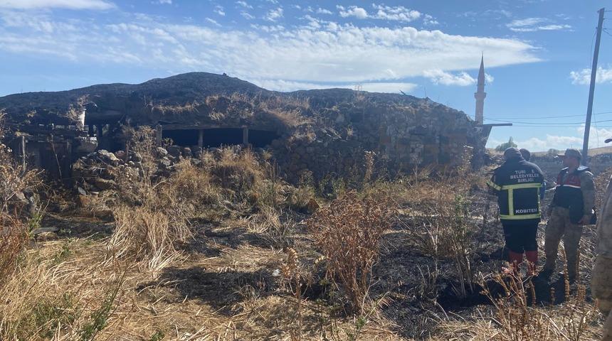 Kars'ta bir evde çıkan yangın diğer evlere ulaşmadan söndürüldü