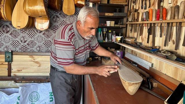 Depremde atölyesi yıkılmıştı! Saz ustasına yeni yer tahsis edildi
