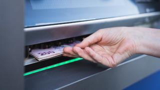 ATM başında bir tuş yüzünden bir tomar para gitti! Kameradan iz sürdüler