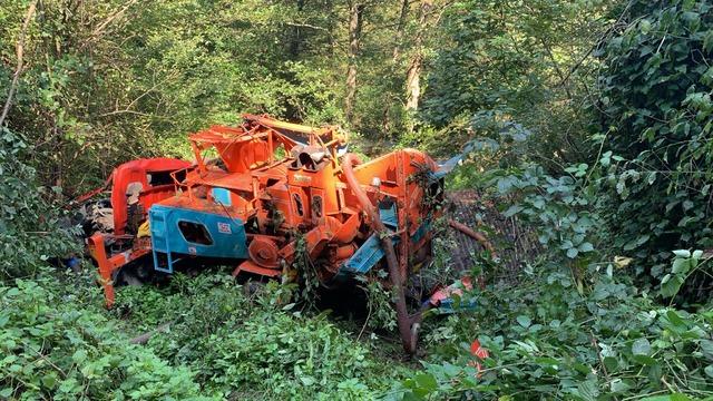 Uçuruma yuvarlanan kamyonun şoförü hayatını kaybetti