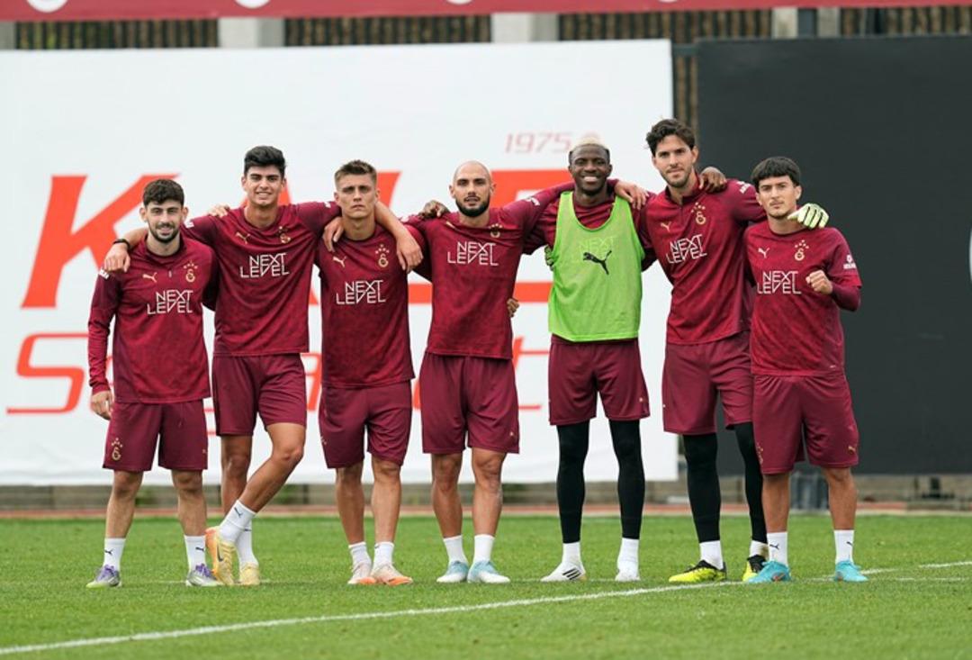 Galatasaray antrenmanında  yeşil yelek  detayı! Victor Osimhen, Liverpool maçında oynayacak mı? 1