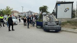 Bursa'da hafif ticari araçla otomobilin çarpıştığı kazada 3 kişi yaralandı