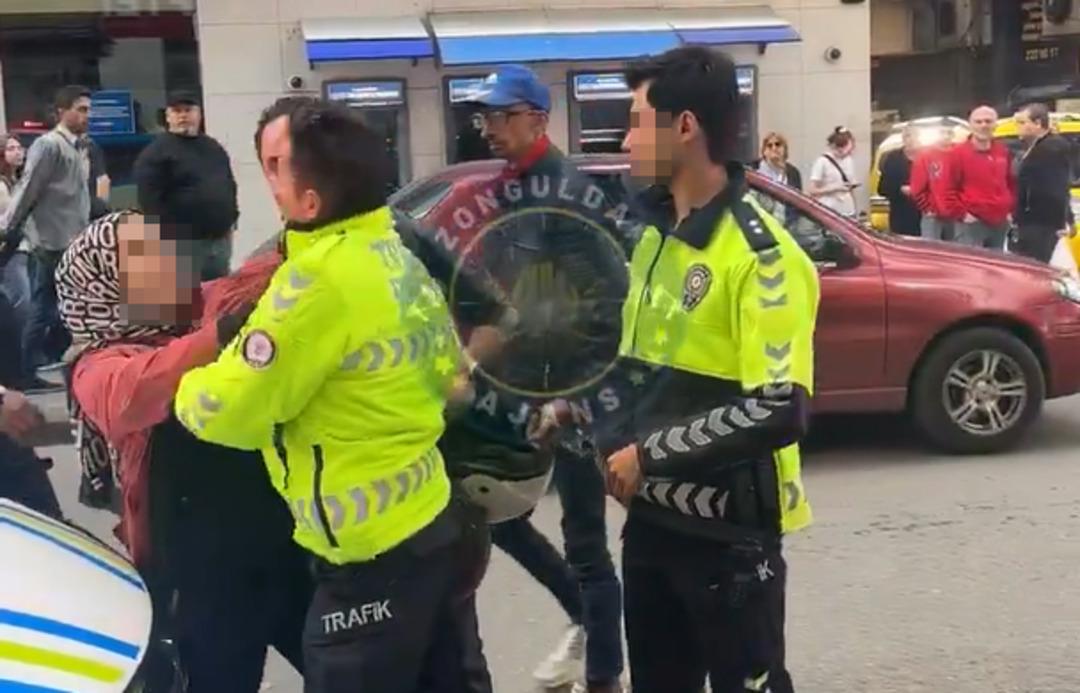 Eşine ceza yazılmaması için kaskla polise vurmaya çalıştı! EGM den açıklama geldi 1