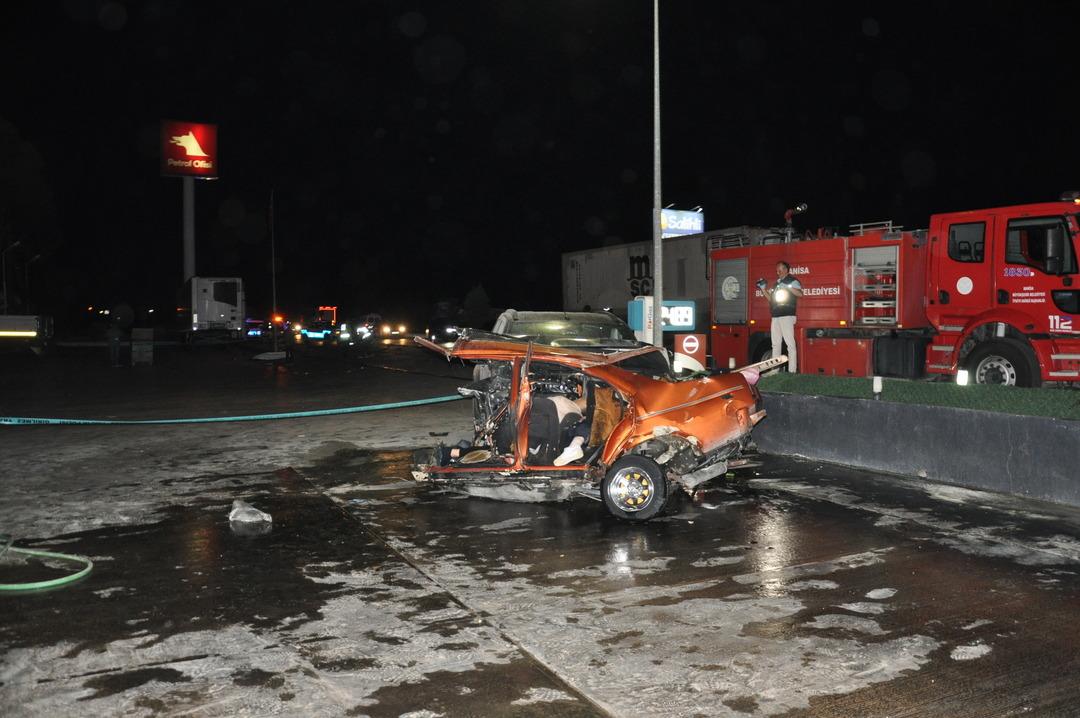 Manisa da katliam gibi kaza! Otomobil ikiye bölündü: 5 kişi hayatını kaybetti, 6 kişi yaralandı 2