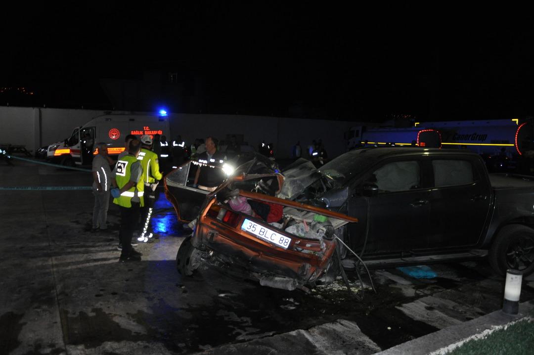 Manisa da katliam gibi kaza! Otomobil ikiye bölündü: 5 kişi hayatını kaybetti, 6 kişi yaralandı 3