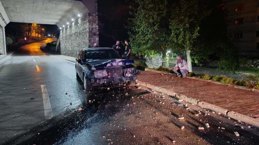 Bursa’da alkollü lüks araç sürücüsü, elektrik direğine çarpıp olay yerinden kaçtı