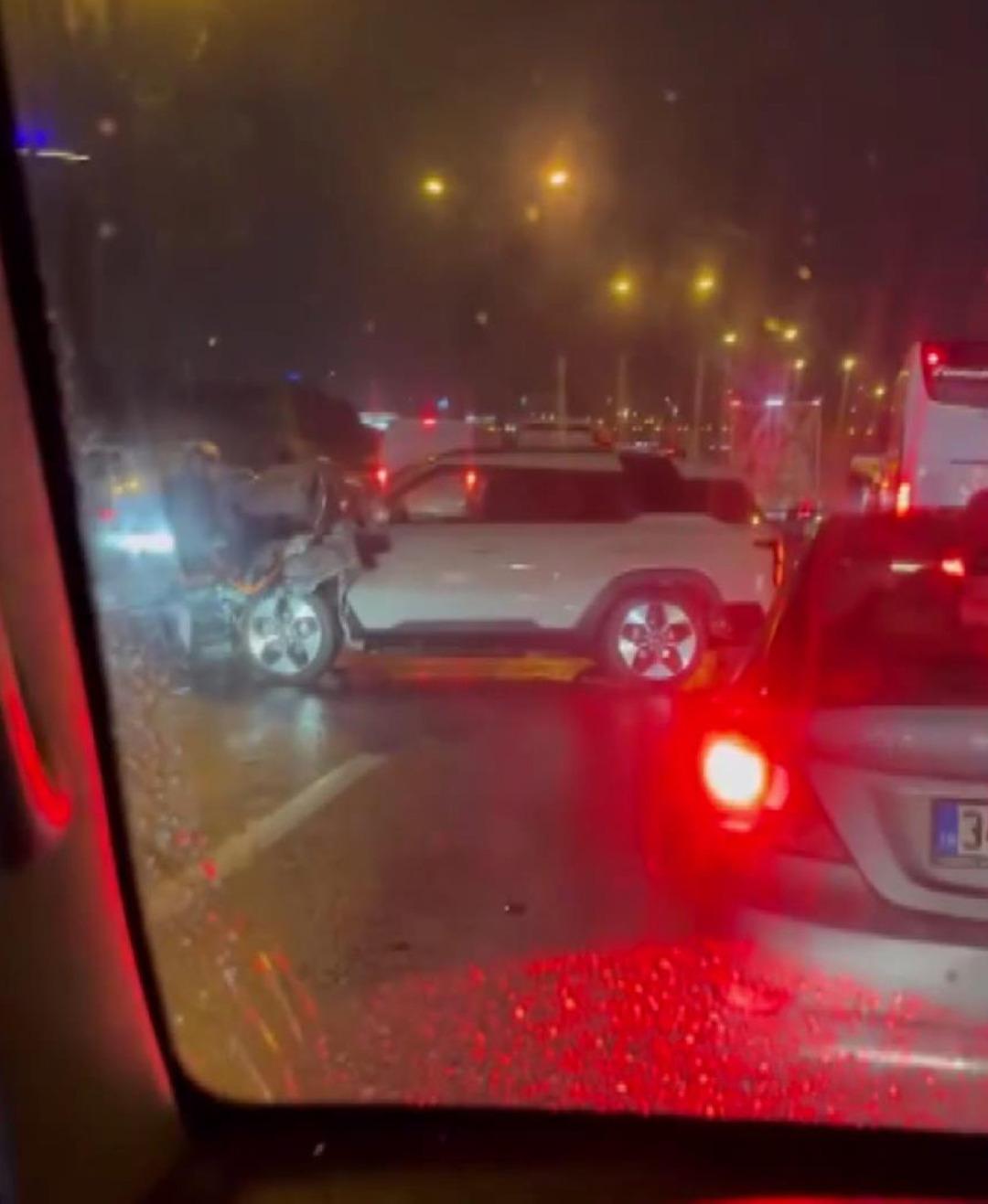 İstanbul da sabah kaosu! 17 araç birbirine girdi, trafik felç oldu 4