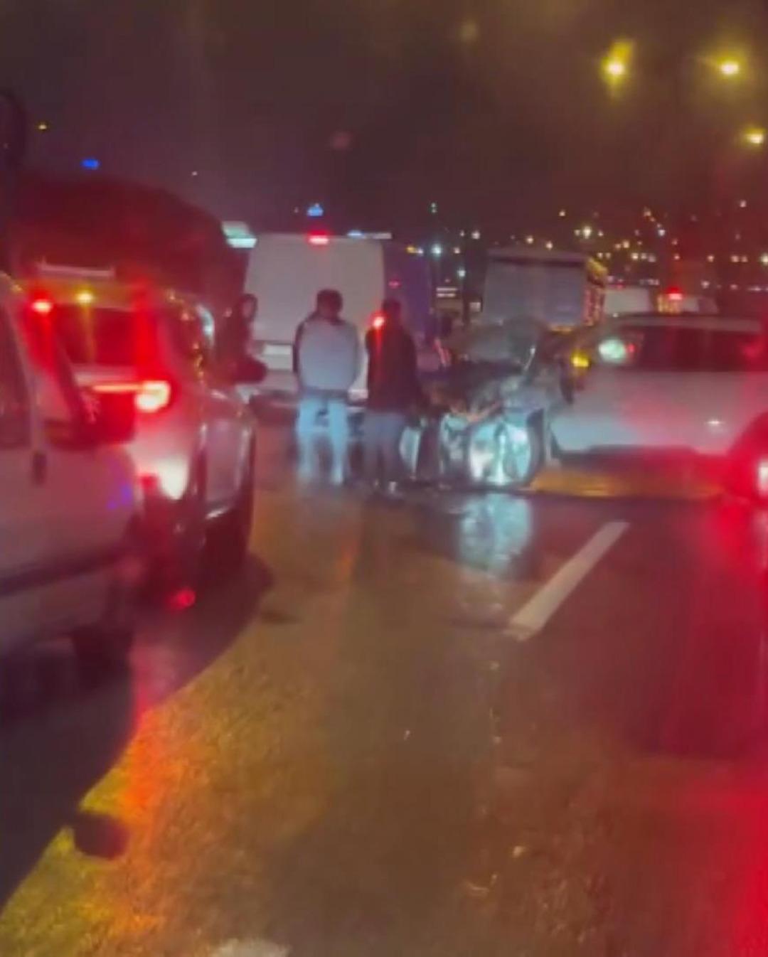 İstanbul da sabah kaosu! 17 araç birbirine girdi, trafik felç oldu 3