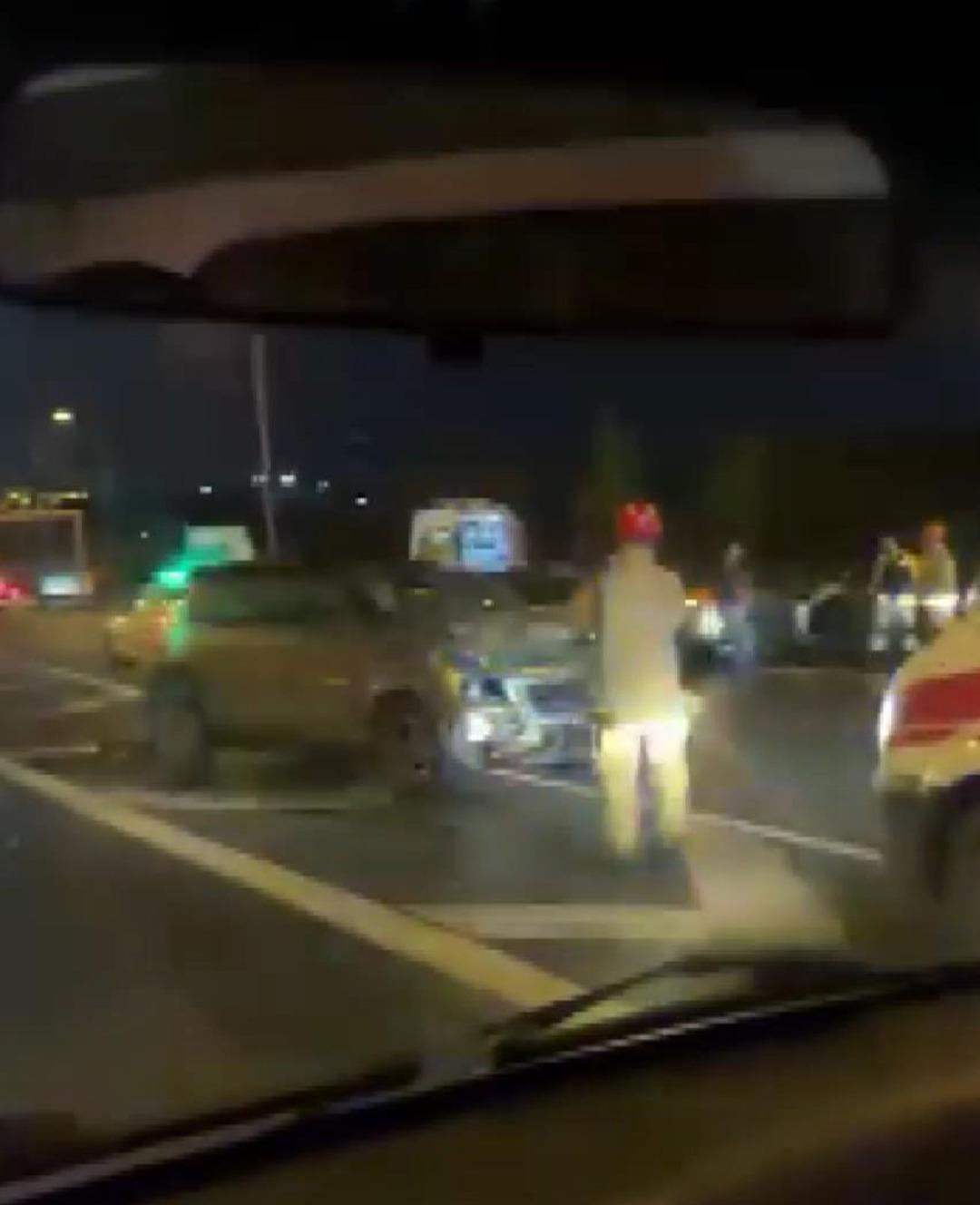 İstanbul da sabah kaosu! 17 araç birbirine girdi, trafik felç oldu 1