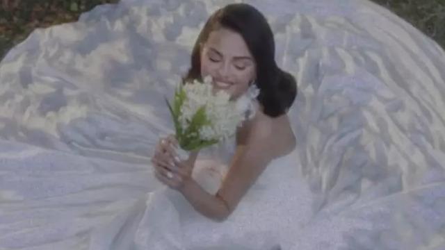 Tüm detayları gizlediler! Selena Gomez ile evlenen Benny Blanco merak edilen gelinliği paylaştı! 