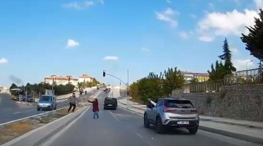 Arnavutköy’de trafikte taşlı saldırı kamerada