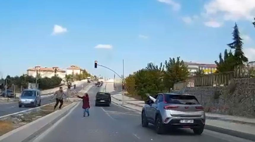 Yer: Arnavutköy! Trafikte taşlı saldırı kameraya yansıdı