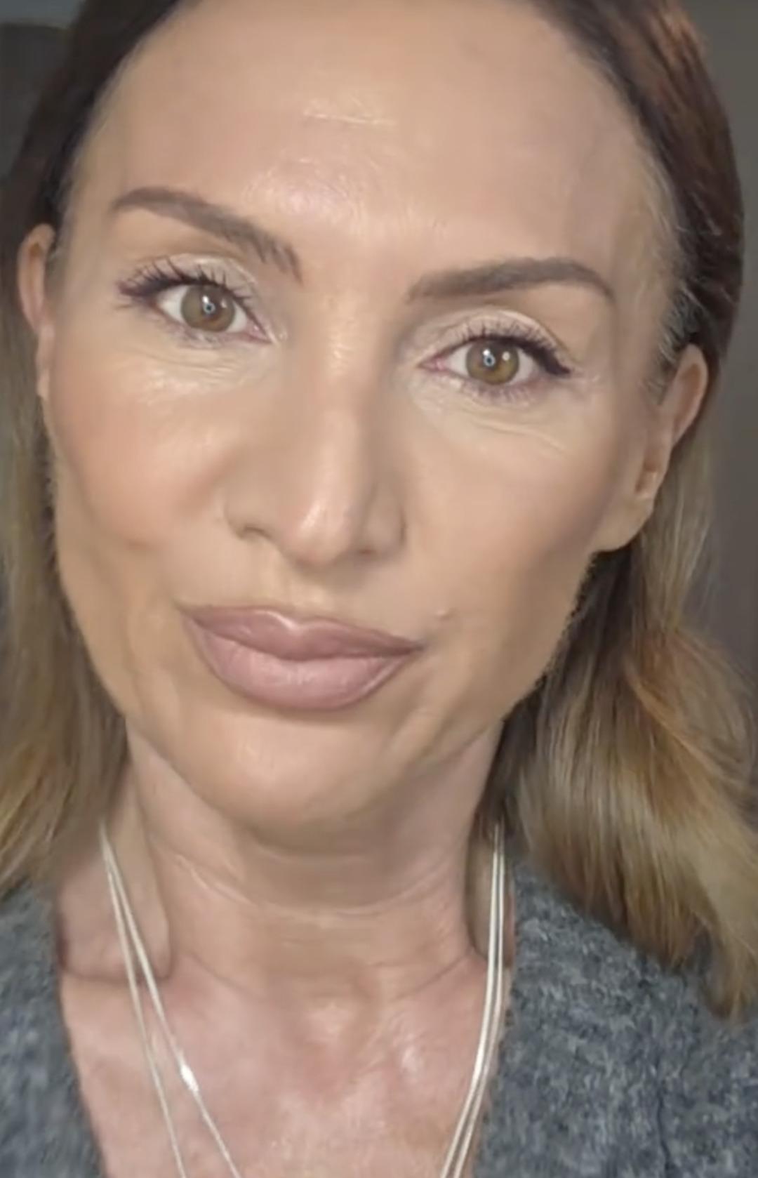 50 yaşında 40 yaşından daha genç görünüyor! Botoks ve estetik olmadan genç görünmenin sırları... 1