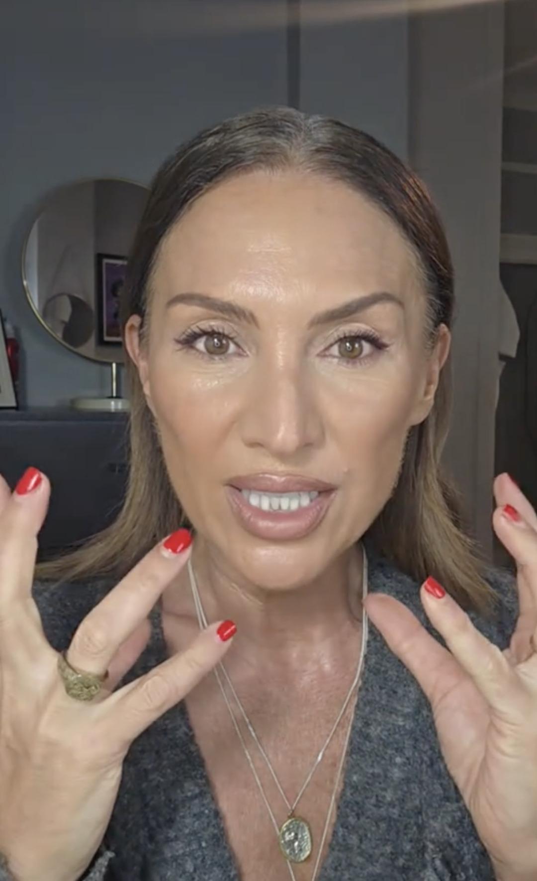 50 yaşında 40 yaşından daha genç görünüyor! Botoks ve estetik olmadan genç görünmenin sırları... 2