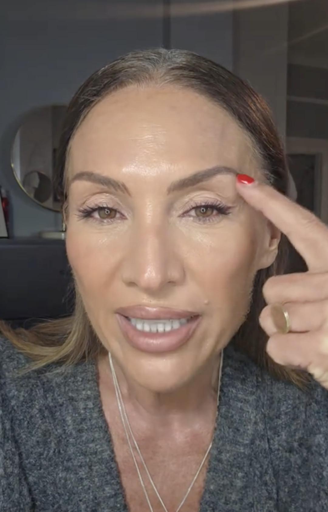 50 yaşında 40 yaşından daha genç görünüyor! Botoks ve estetik olmadan genç görünmenin sırları... 3