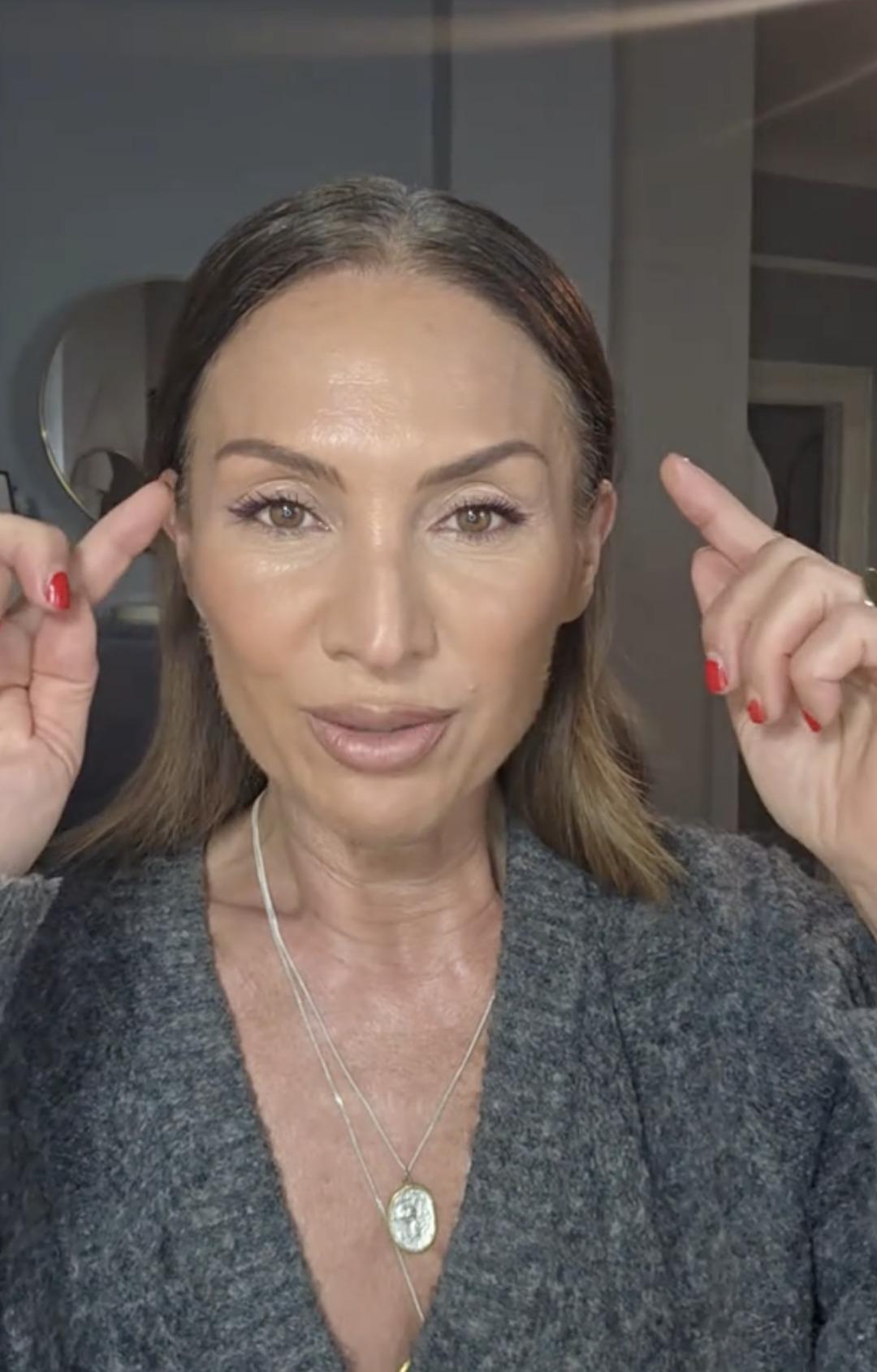 50 yaşında 40 yaşından daha genç görünüyor! Botoks ve estetik olmadan genç görünmenin sırları... 5