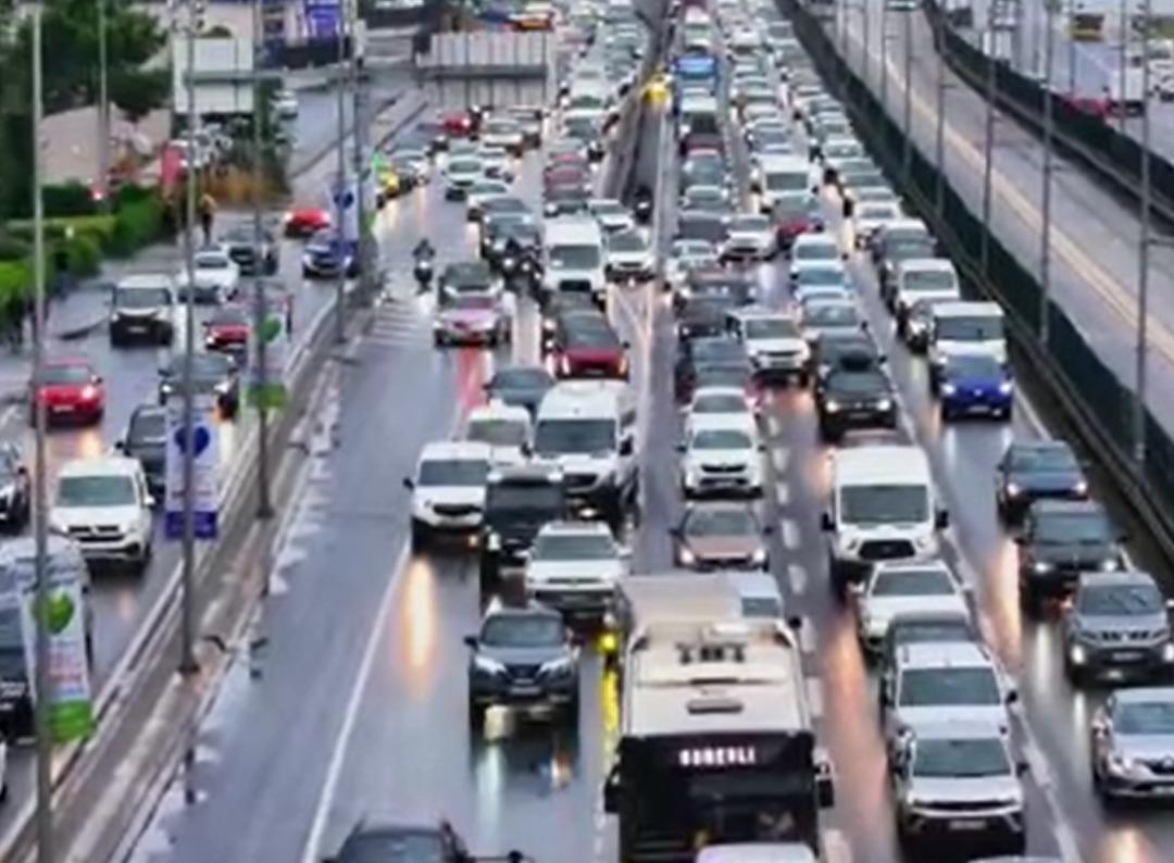 Haftanın ilk iş gününe yağmur eklendi trafik kilitlendi! Yoğunluk yüzde 90 a ulaştı 1
