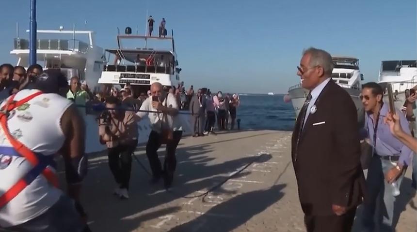 700 tonluk gemiyi dişleriyle çekti! İnanılması güç olayın sahibi açıkladı: Sıradaki hedefi denizaltı ve uçak