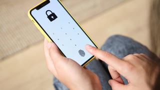 Telefonlarda ekran altı parmak izi nedir, nasıl çalışır?