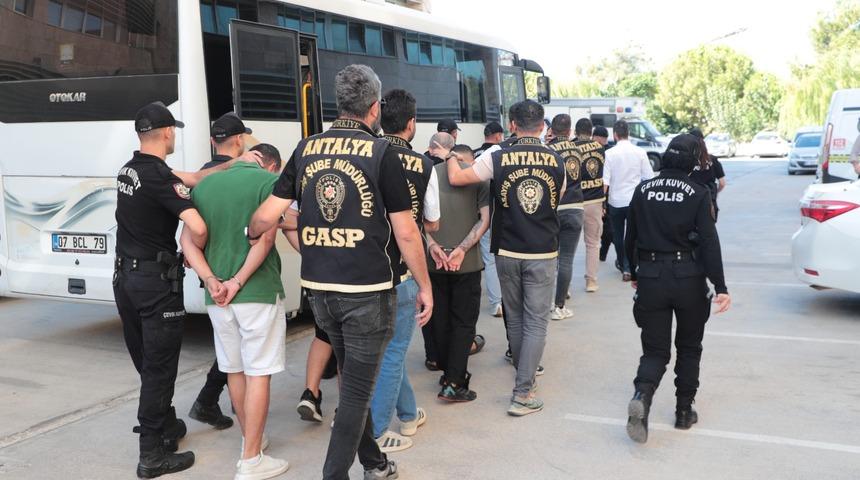 Antalya'da suç örgütü operasyonunda yakalanan 2 şüpheli tutuklandı