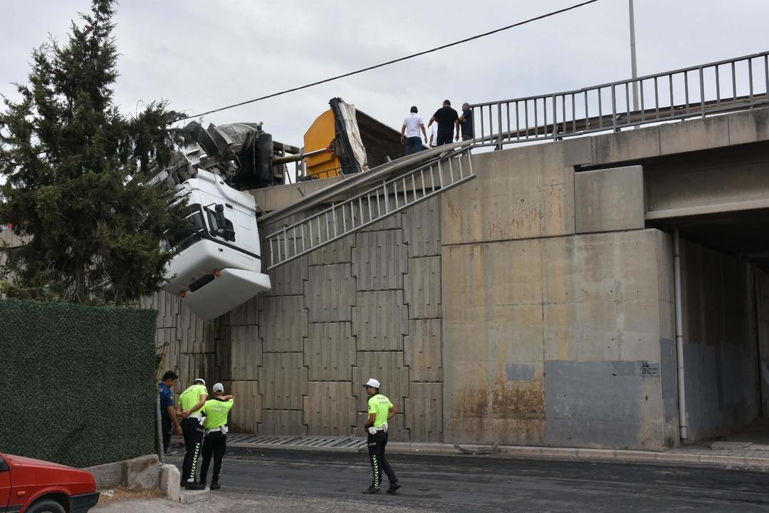 Hakimiyeti kaybedince kabusu yaşadı: Metrelerce yüksekte tepetaklak asılı kaldı! 3