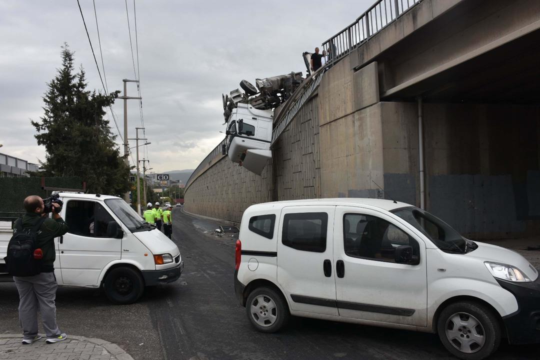 Hakimiyeti kaybedince kabusu yaşadı: Metrelerce yüksekte tepetaklak asılı kaldı! 2