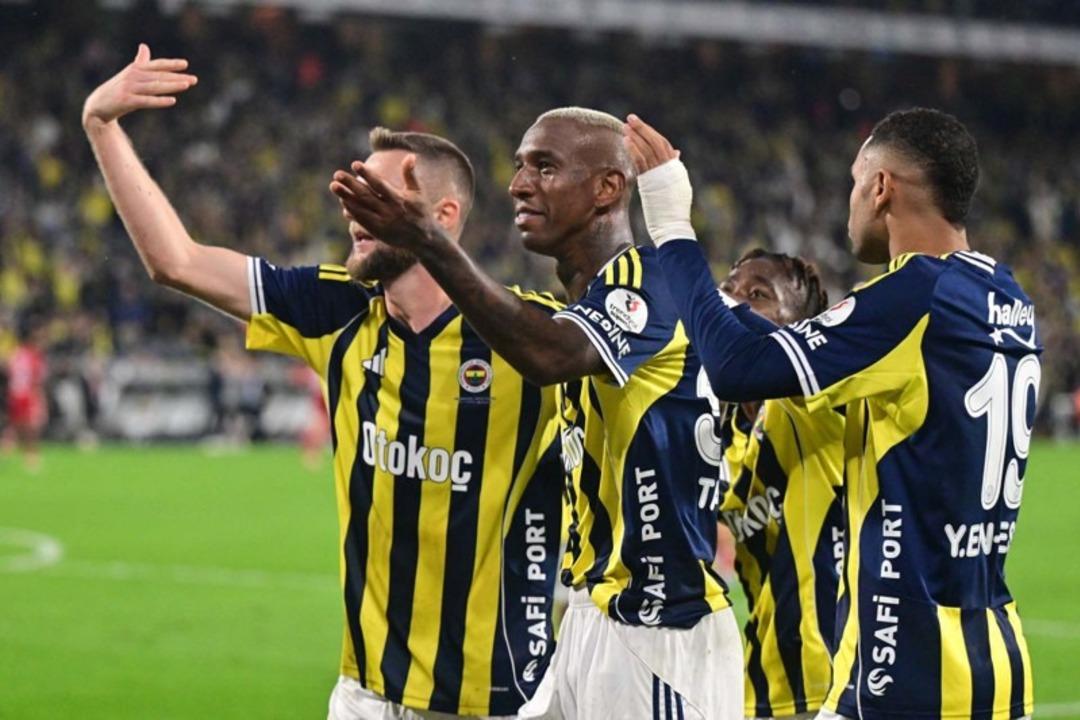 Fenerbahçe de Antalyaspor a karşı penaltı kullanırken ıslıklanan Talisca dan sosyal medya paylaşımı geldi! Brezilyalı sessiz kalmadı... 1
