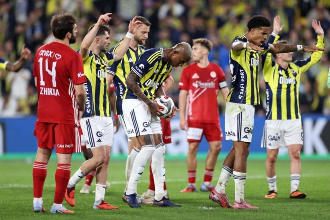 Fenerbahçe de Antalyaspor a karşı penaltı kullanırken ıslıklanan Talisca dan sosyal medya paylaşımı geldi! Brezilyalı sessiz kalmadı... 2