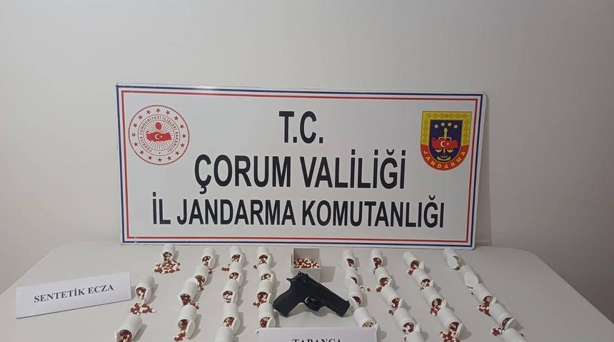 Çorum'da uyuşturucu ticareti yaptıkları iddiasıyla 3 kişi tutuklandı