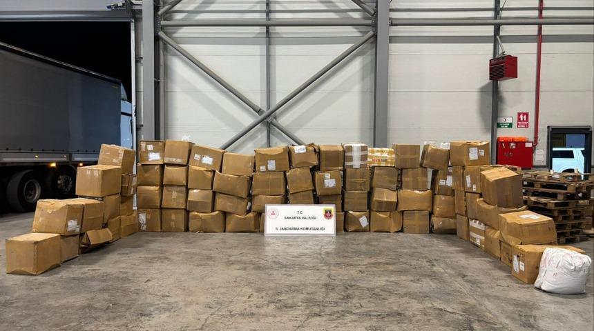 Sakarya'da durdurulan tırda 3 ton 200 kilogram kaçak tütün ele geçirildi