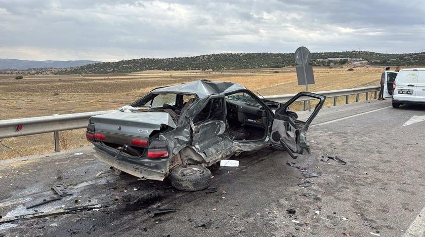 Yozgat'ta feci kaza! Hafif ticari araç ile otomobil çarpıştı: 1 kişi hayatını kaybetti, 3 kişi yaralandı