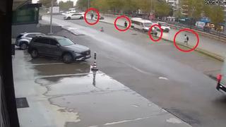 Yer: Bursa! Kamyonetin çarptığı servis minibüsü yayaların üzerine savruldu