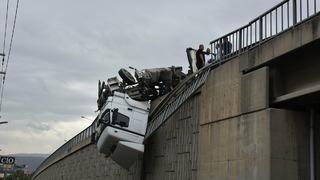 Hakimiyeti kaybedince kabusu yaşadı: Metrelerce yüksekte tepetaklak asılı kaldı! 