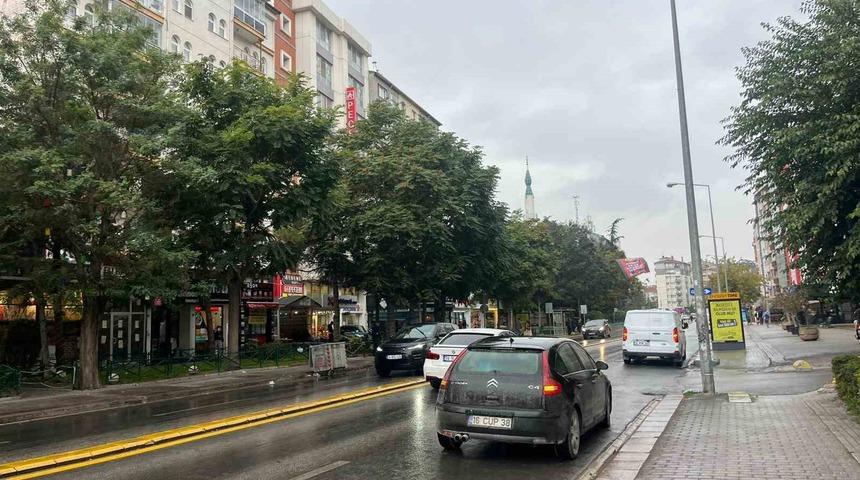 Meteorolojinin uyarısını dikkate almayan vatandaşlar yağmur altında kaldı